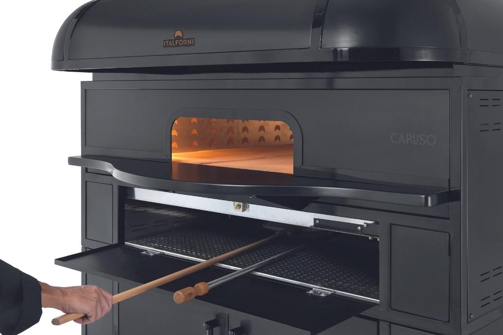 Attrezzatura per pizzeria: pale, palino utili al pizzaiolo