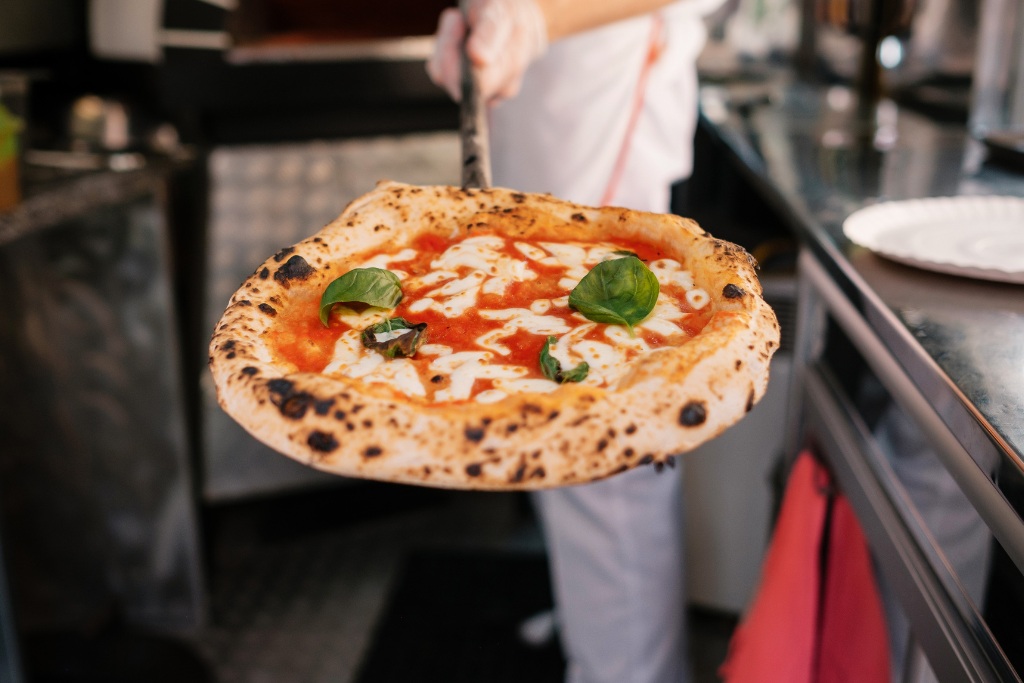 Cuocere la pizza napoletana: perché scegliere il forno professionale elettrico