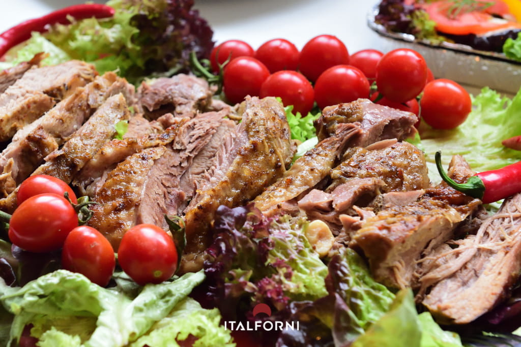 Carne arrosto cotta in un forno trivalente professionale Italforni