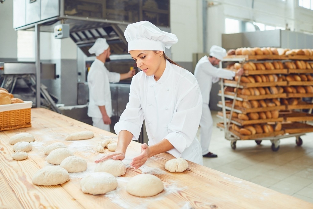 What characteristics must a good professional bakery oven possess